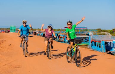 Tour in bici del villaggio galleggiante di Tonle Sap e crociera al tramonto